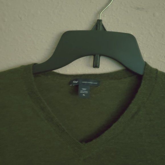 Men's Gap Italian Merino Wool long sleeve V neck sweeter, olive green. Size XL. - Picture 9 of 13
